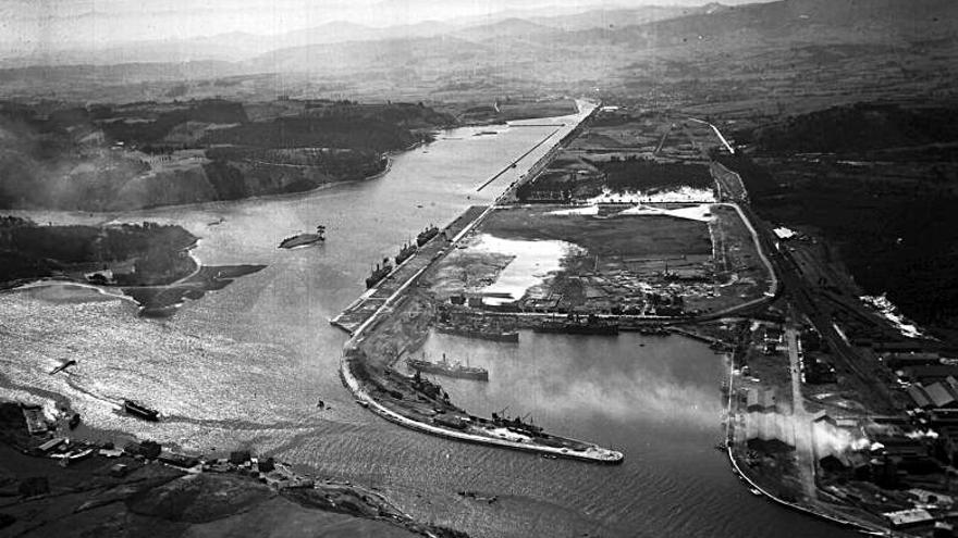 La bocana del puerto de Avilés en 1941