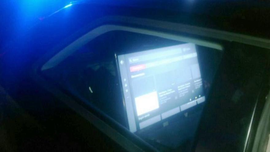 Inmovilizado por conducir manipulando un televisor de 32 pulgadas instalado en el asiento trasero