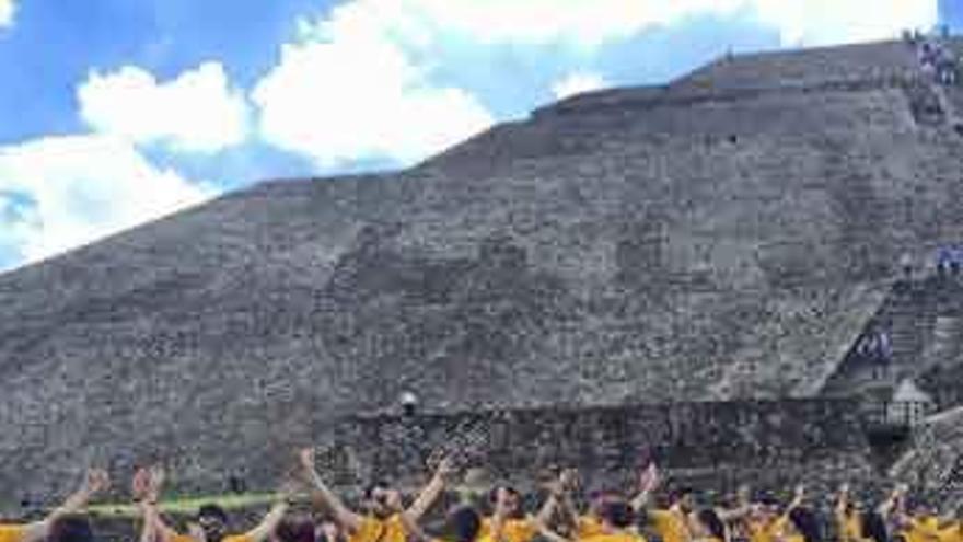 Los integrantes de Doña Urraca bailando a los pies de una pirámide azteca.