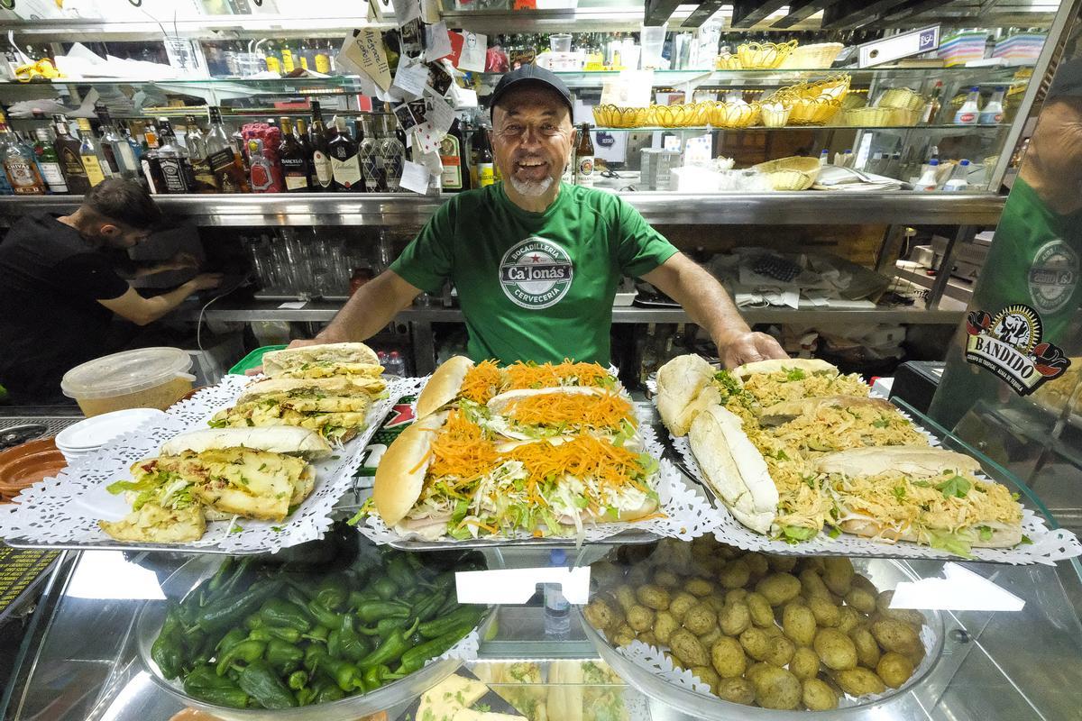 Jonás Rivero muestra la variedad de bocadillos tras la barra.