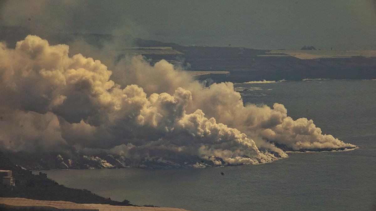 La lava del volcà entra a l’oceà Atlàntic