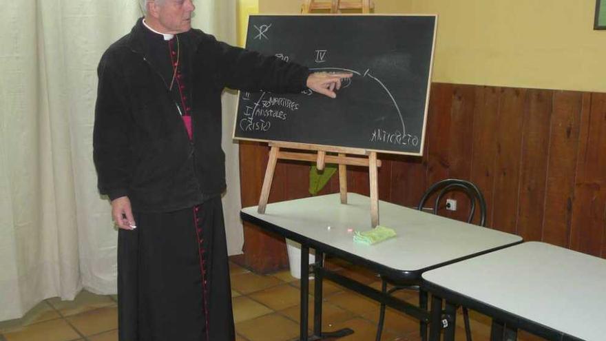 Williamson, en el centro y con solideo, durante la ordenación episcopal de Faure, de rodillas.