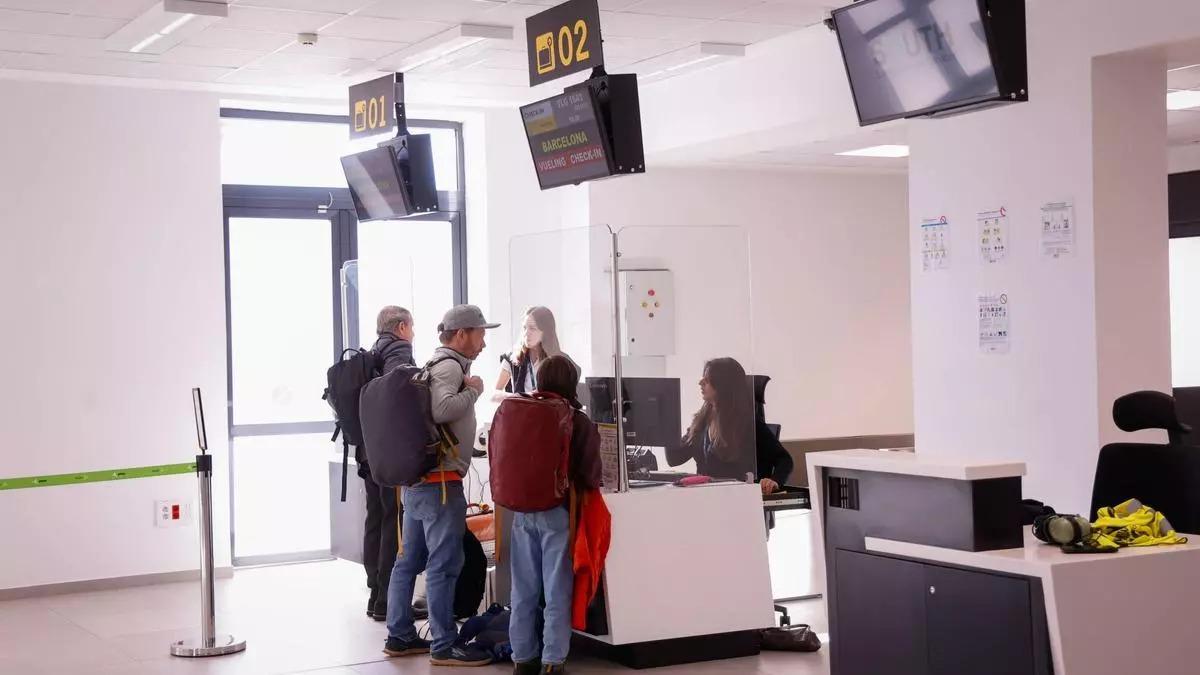 Pasajeros en la terminal del aeropuerto de Córdoba.