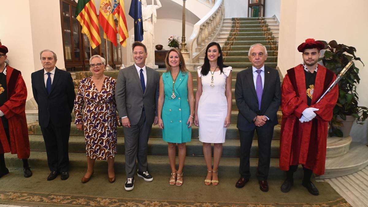 La alcaldesa junto a Latre, la concejala España, Trilles (Sociedad Filarmónica), Galván (viuda de Pepín Marco) y Guzmán (Cofradía de la Sangre).