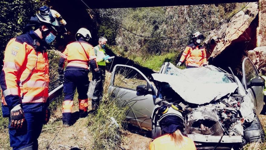 El coche en el que viajaba la joven se precipitó desde un puente.