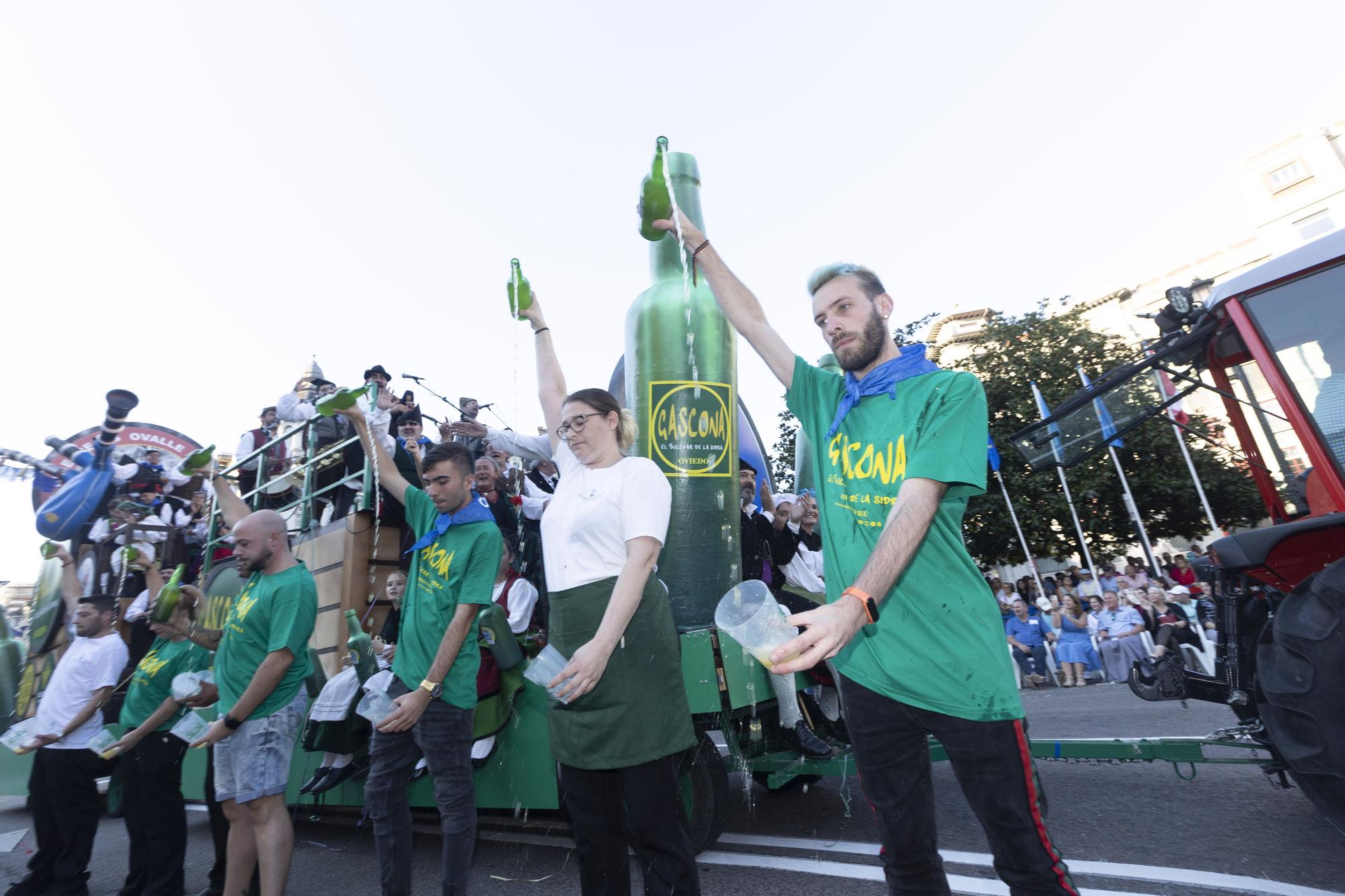 En Imágenes: El Desfile del Día de América llena las calles de Oviedo en una tarde veraniega