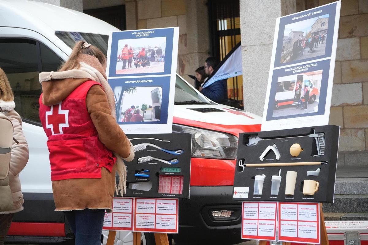 Paneles de Cruz Roja junto al circuito de movilidad.