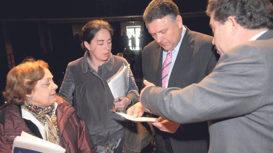 Los portavoces negocian antes de comenzar el pleno la retirada de un punto sobre cuentas.