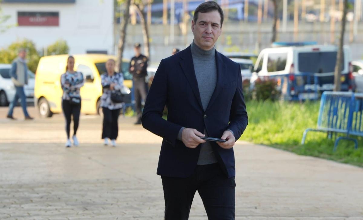 Vídeo | David Sánchez llega a los juzgados de Badajoz y esta vez no esquiva a las cámaras