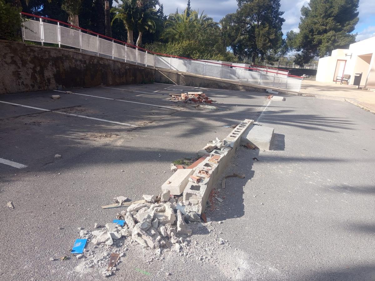 Restos de ladrillos y hormigón de los antiguos barracones llevan un mes sin retirar en la escuela de adultos de Alicante