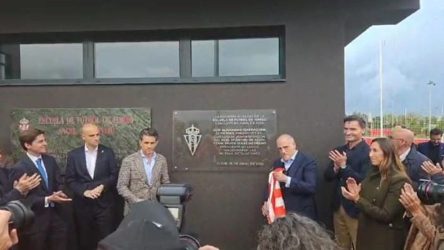 Alejandro Irarragorri descubre la nueva placa de la última reforma de Mareo junto a Javier Tebas