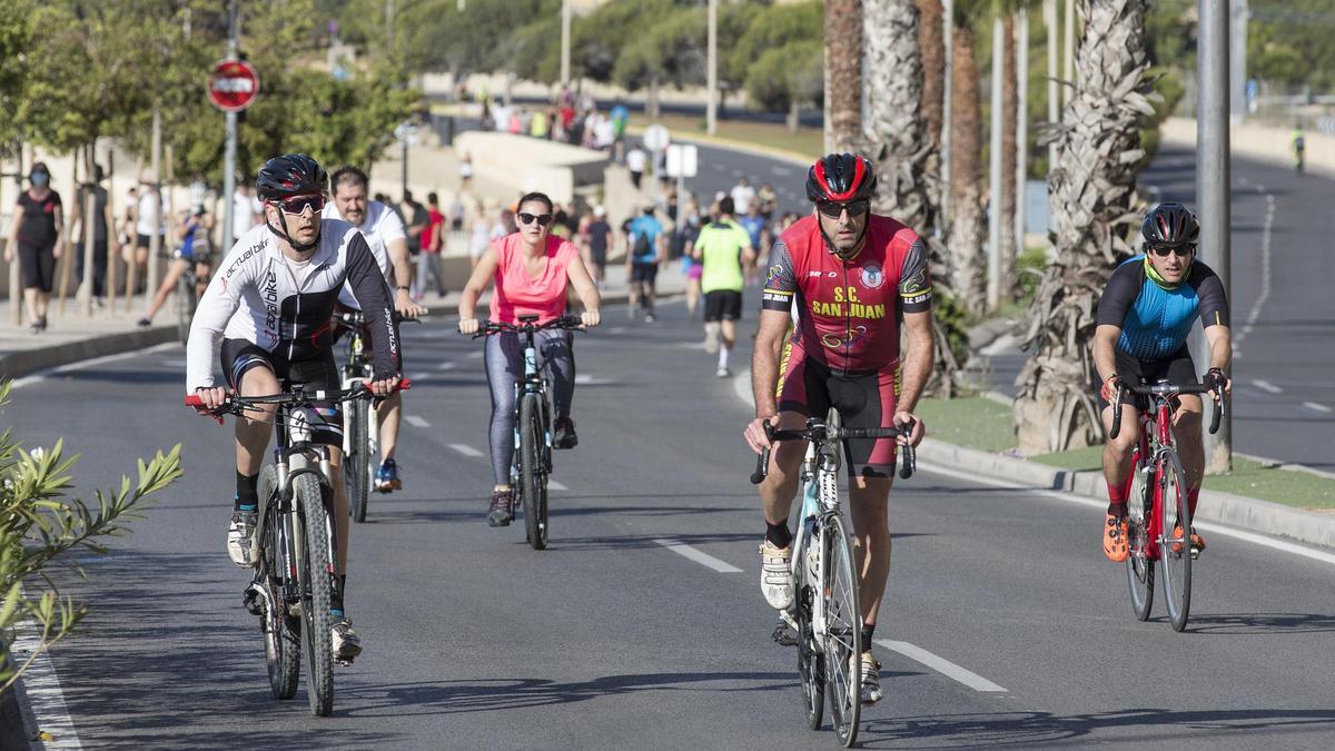 Ciclistas circulan por la avenida de Villajoyosa, durante una jornada restringida al tráfico