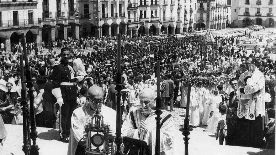 El prelado, un día del Corpus.