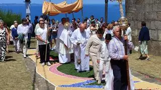 Las primeras flores del Corpus brotan en Cela