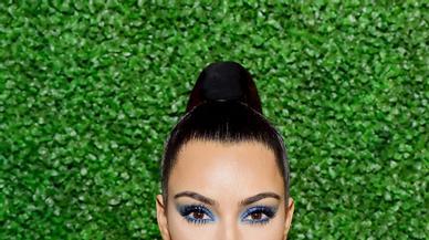Los escotes imposibles de Kim Kardashian también tienen truco (y no es cinta adhesiva)