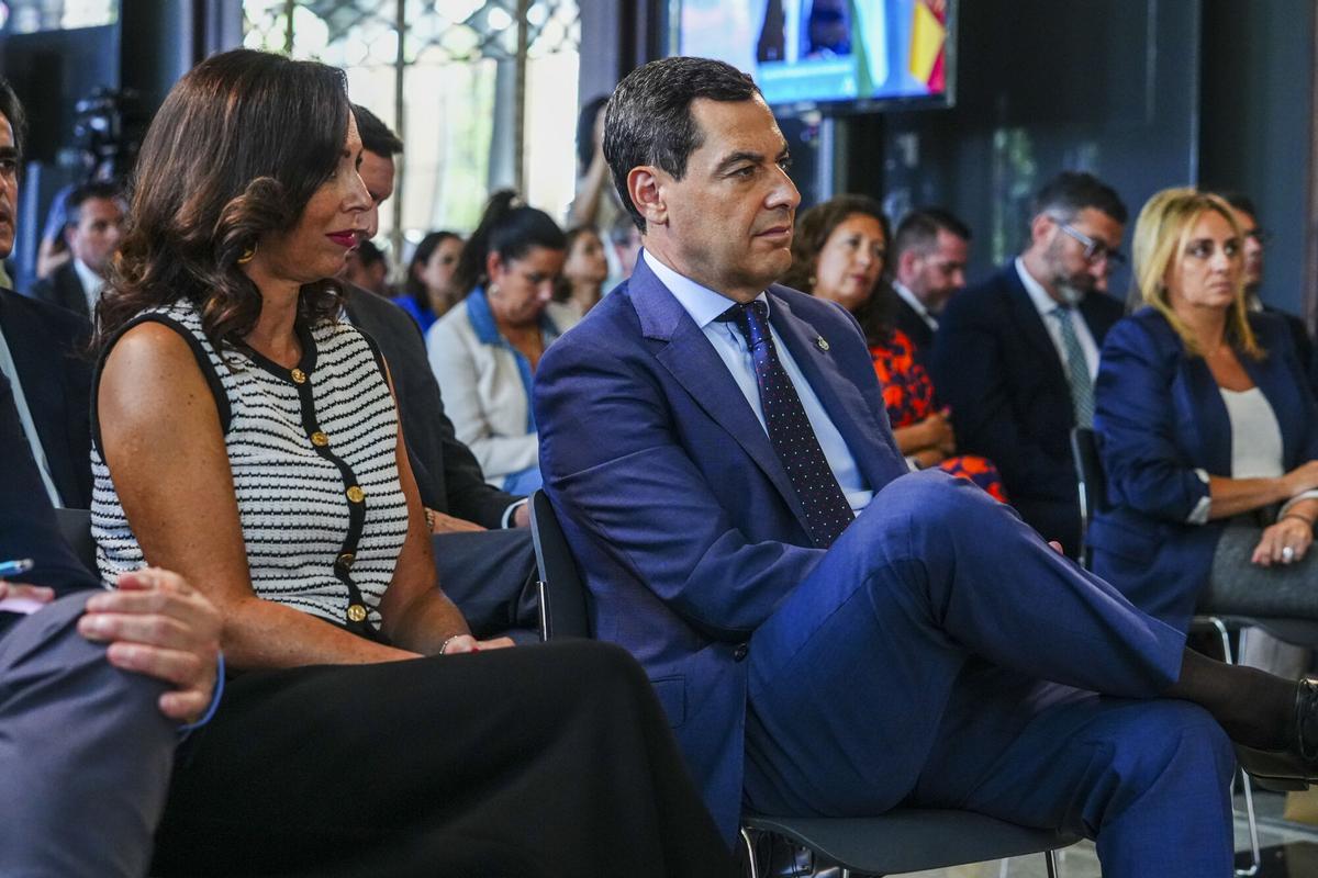 Juanma Moreno y la consejera de Vivienda, Rocío Díaz