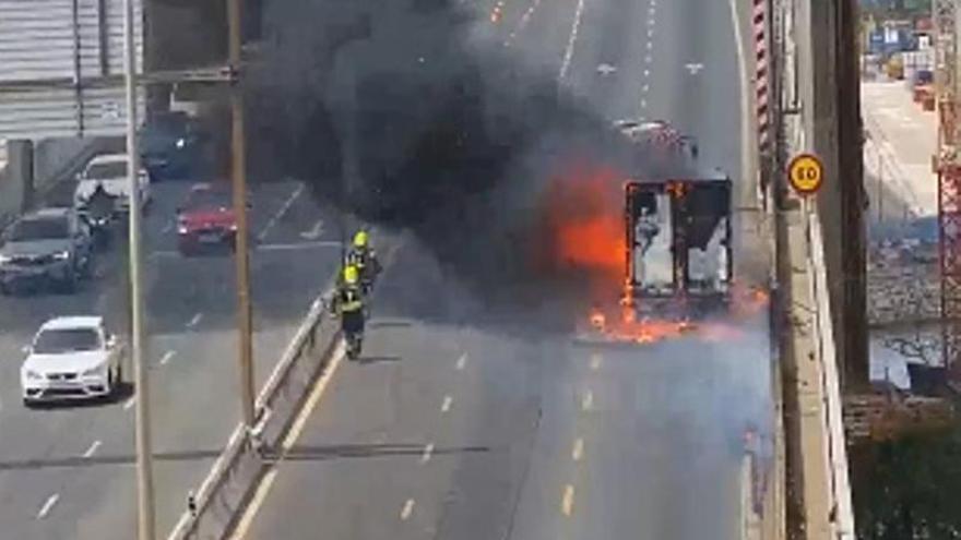 Vídeo | Una camión ardiendo en el puente del Centenario obliga a cortar el tráfico sentido a Huelva