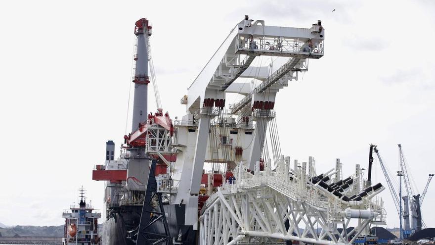El barco "Solitaire", el de más longitud que ha atracado en El Musel, en imágenes