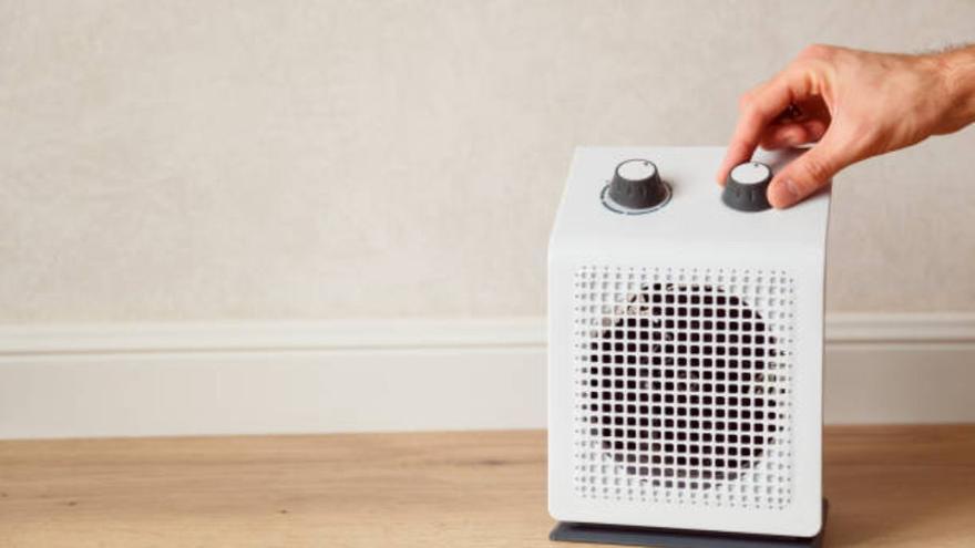 Poner la calefacción o usar un calefactor: ¿con qué ahorras más dinero?