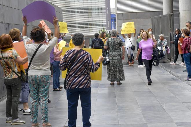 Concentración mayores de La Isleta ante el cierre del local de tercera edad