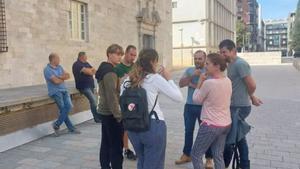 Representantes del sector ganadero, este sábado, antes de la reunión con los responsables de la Generalitat