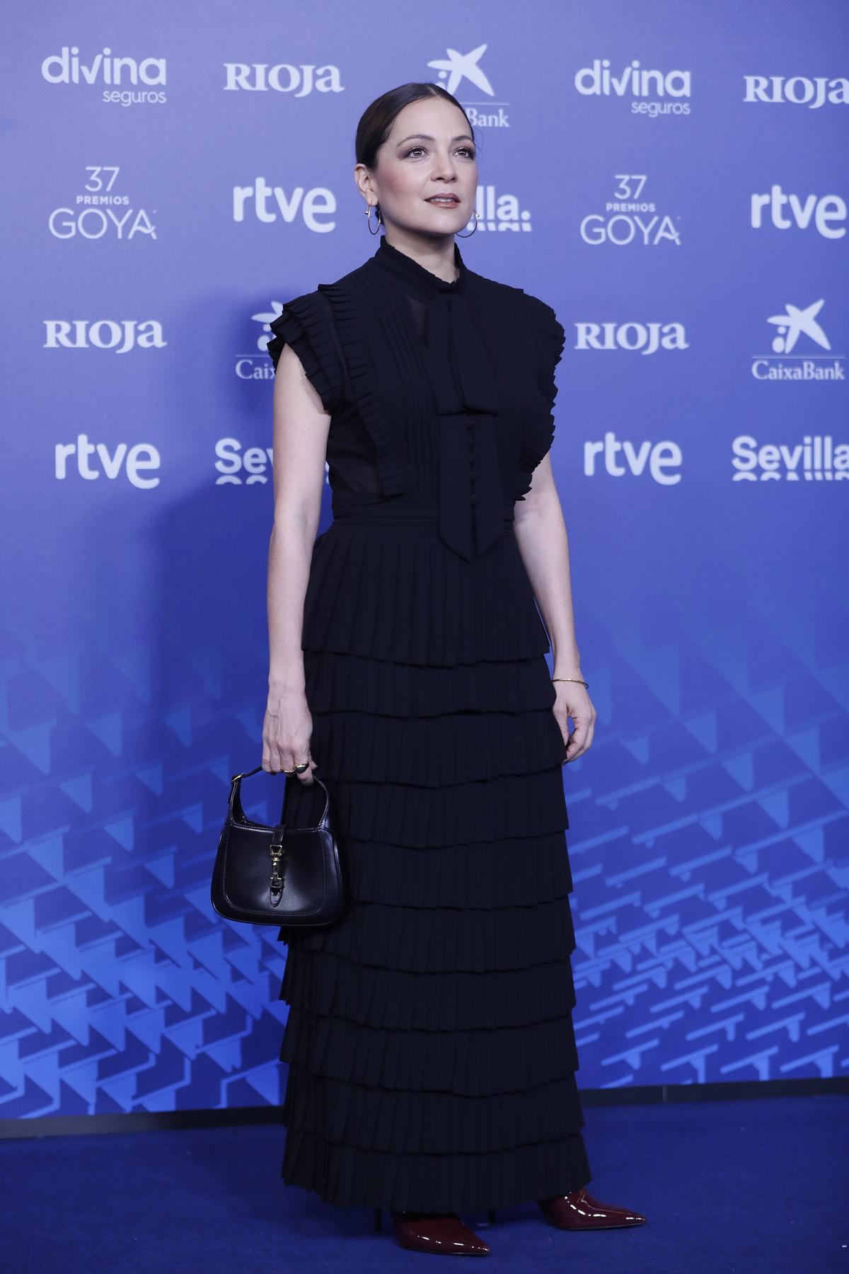 SEVILLA 11/02/2023.- La cantante Natalia Lafourcade posa para los medios gráficos en la alfombra roja de la XXXVII Gala de los Premios Goya que se celebra este sábado en el Palacio de Congresos y Exposiciones FIBES de Sevilla. EFE/ Jorge Zapata