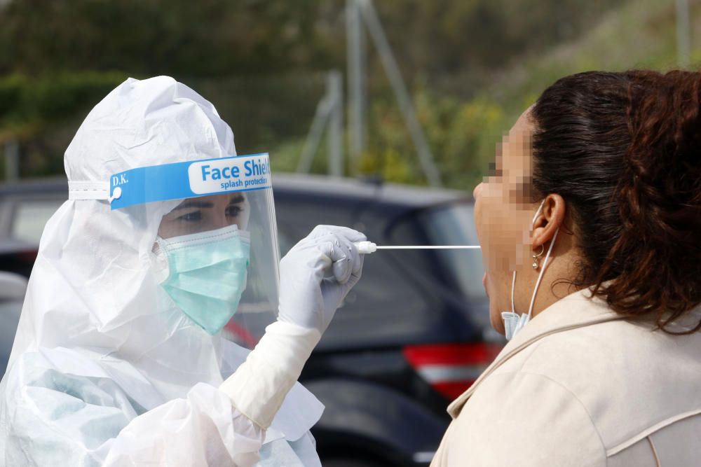 Test PCR para la detección del virus Covid-19, en el parking del centro de salud de La Roca.