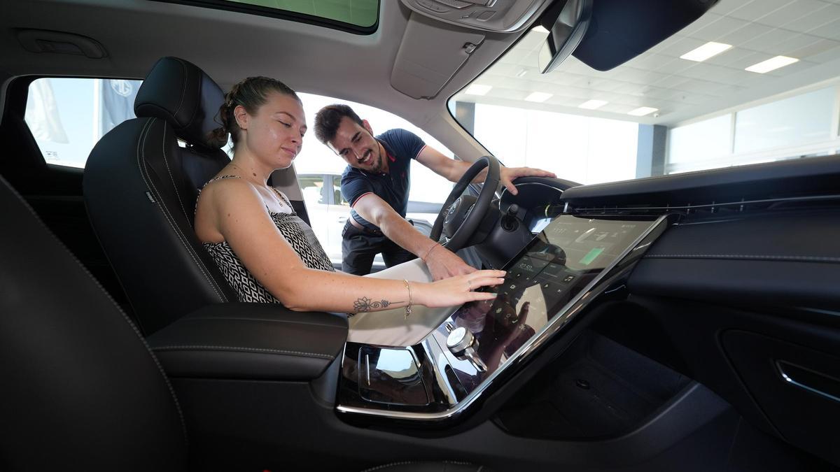 Una clienta prueba un coche en un concesionario de Castelló, en una imagen de archivo.