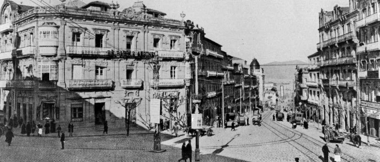 Vista de la calle Colón desde el cruce con Urzáiz al comienzo del pasado siglo. // FdV