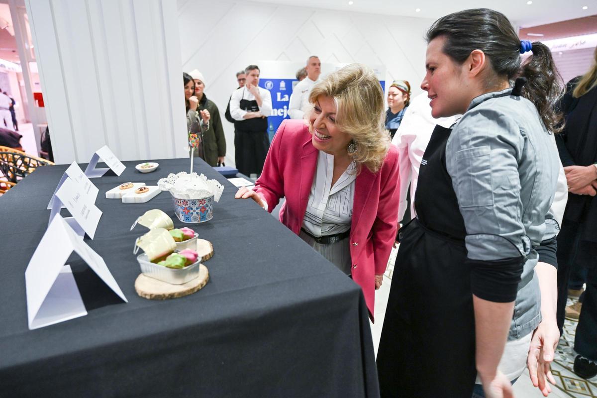 La delegada de Economía, Innovación y Hacienda, Engracia Hidalgo en la clausura del concurso 'Sardinas de Carnaval 2026'.