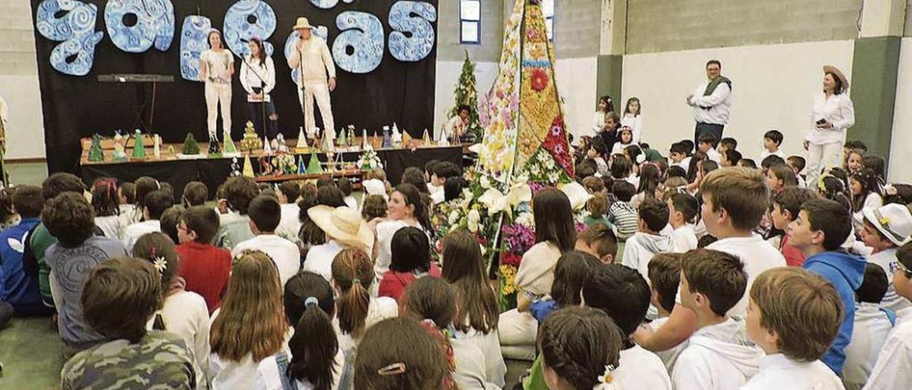 Os alumnos no pabellón do colexio Andersen, listos para a xincana.