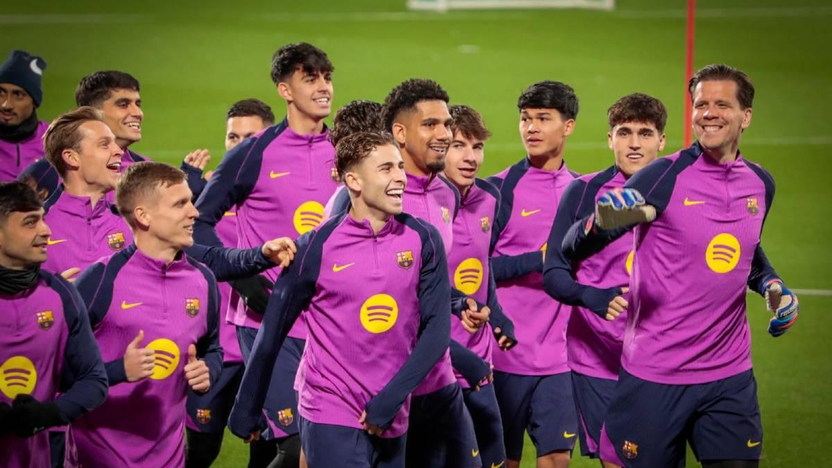 Araujo, junto a sus compañeros en el entrenamiento del Barça