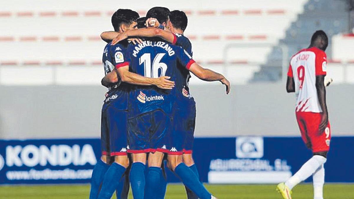 Jugadores del Amorebieta celebran un gol