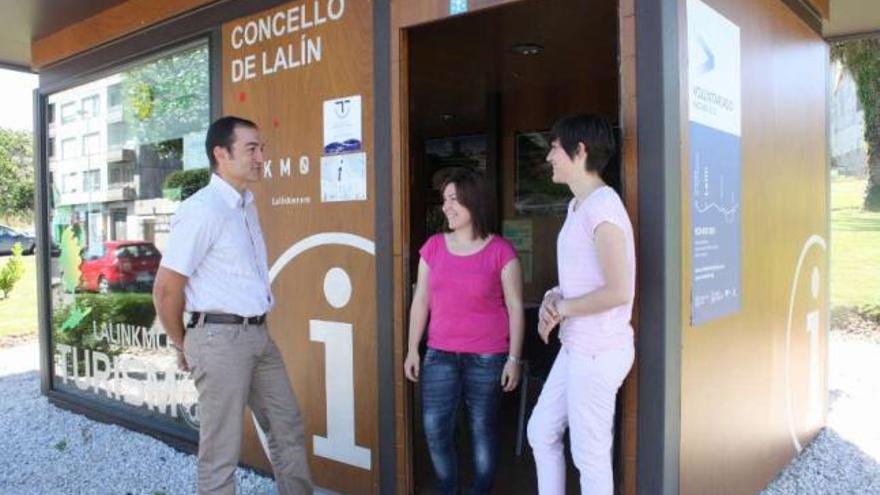 El concejal José Antonio Rodríguez, junto a Ana Varela y Vanesa Pena, en la Oficina de Turismo de Lalín.