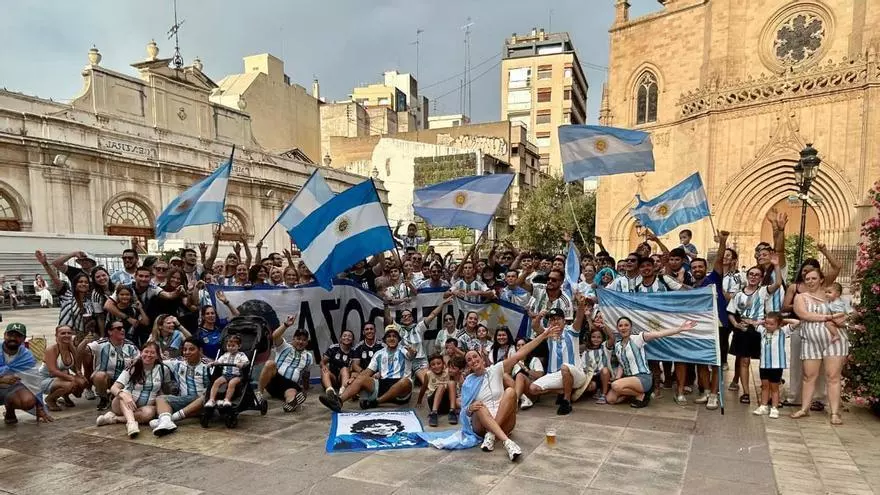 La afición argentina de Castelló celebra la victoria frente a Inglaterra
