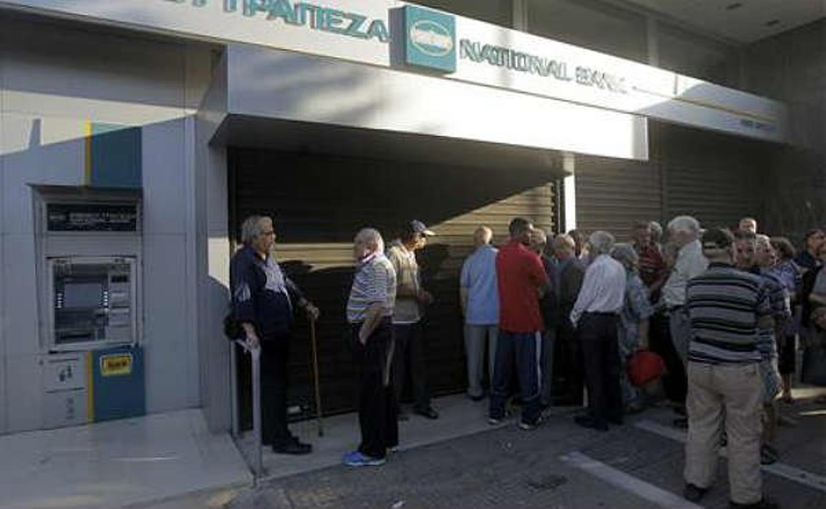 Amb els controls de capital ja vigents aquest dilluns a Grècia, els jubilats han anat al matí a les entitats bancàries a buscar les seves pensions.