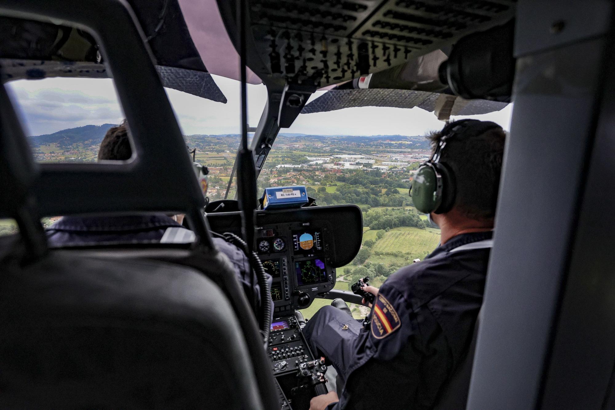 Sobrevolamos Asturias en el helicóptero de la Policía Nacional: esto es lo que ven