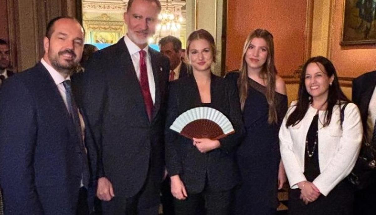 La princesa con su abanico junto al Rey su hermana Sofía, y los alcaldes de Aldaia y Catarroja.