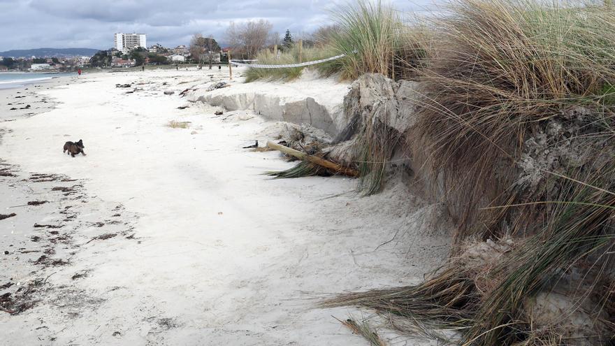 La playa de O Vao y el paseo de Bouzas, damnificados del temporal