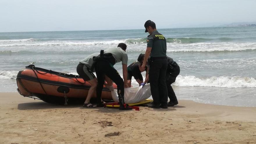 El ahogado en Cullera, en el momento del rescate.