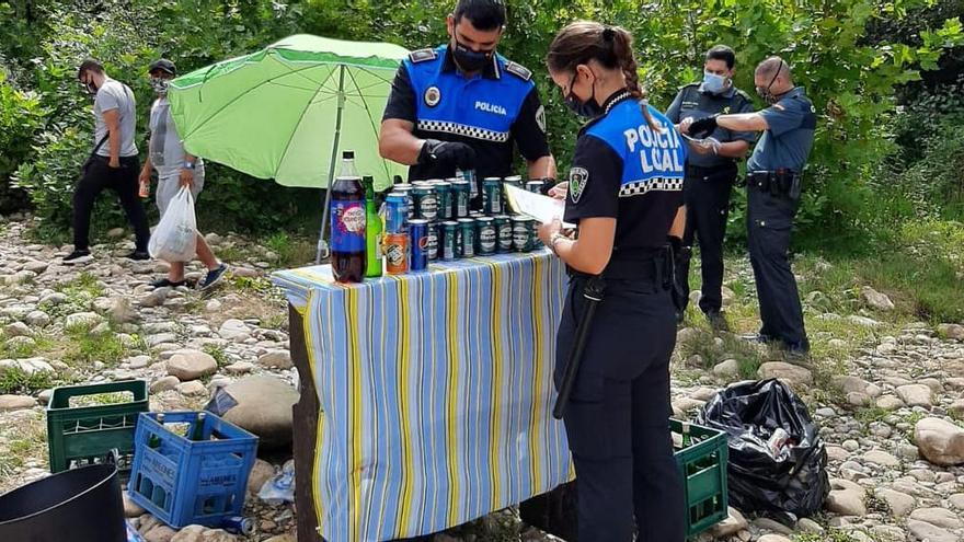 Nuevo chiringuito ilegal en la ribera del Sella desmantelado por la Policía Local de Cangas de Onís, en colaboración con la Guardia Civil