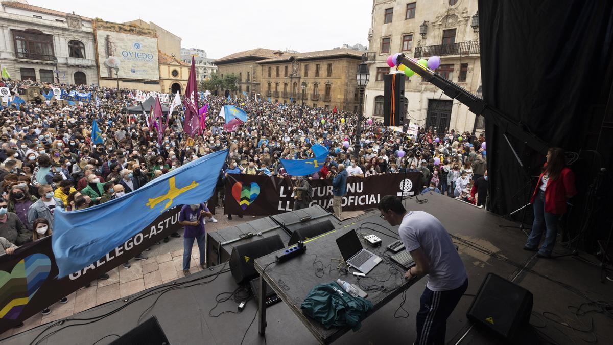 Los partidarios de la cooficialidad del asturiano se manifiestan en Oviedo