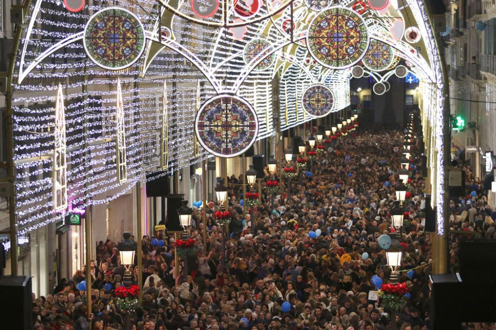 Las luces de Navidad de la calle Larios son actualmente un atractivo turístico de la ciudad por el espectáculo de luz y sonido que las acompañan desde hace ya algunos años, pero no siempre fue así...