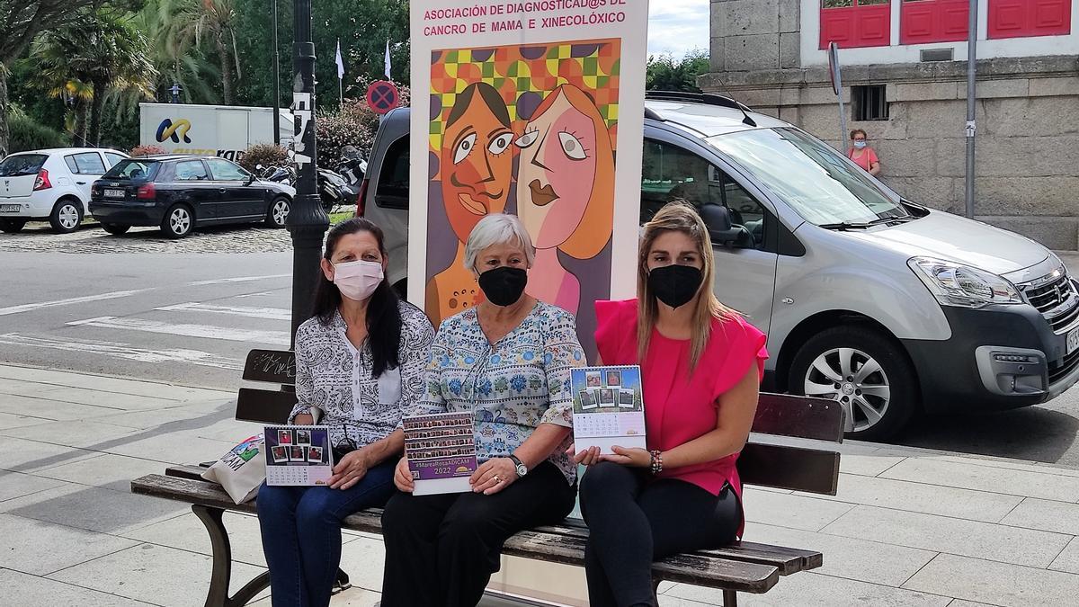 Presentación del calendario de Adicam. De derecha a izquierda: María Martínez, trabajadora social; Olga Sotelo, presidenta de Adicam y María Vidal, vocal del equipo directivo.