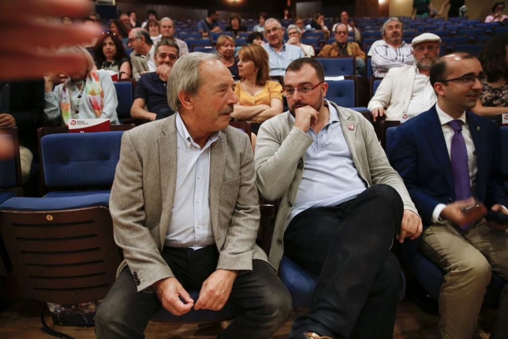 Acto de las 13 rosas en homenaje a Hilda Farfante