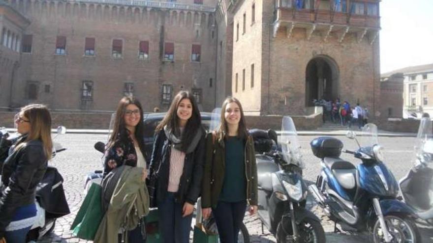 Mariana Anzalone, Uxía Reboiro y Laura Moreira, en la ciudad de Ferrara.