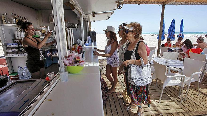 El chiringuito que ya ha podido instalarse en la playa de Almardà.