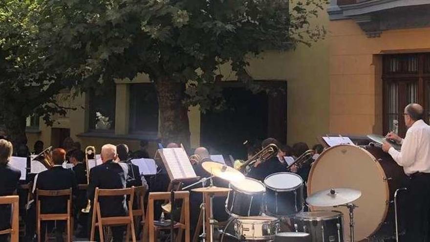 La Banda de Música alegra la hora del vermú en El Paseín de Candás