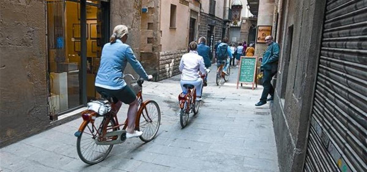 Un grupo de turistas en bici por el barrio Gòtic, en mayo del 2012.