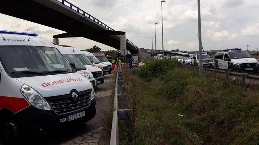 Ambulancias en el lugar del accidente del autobús, en Avilés.